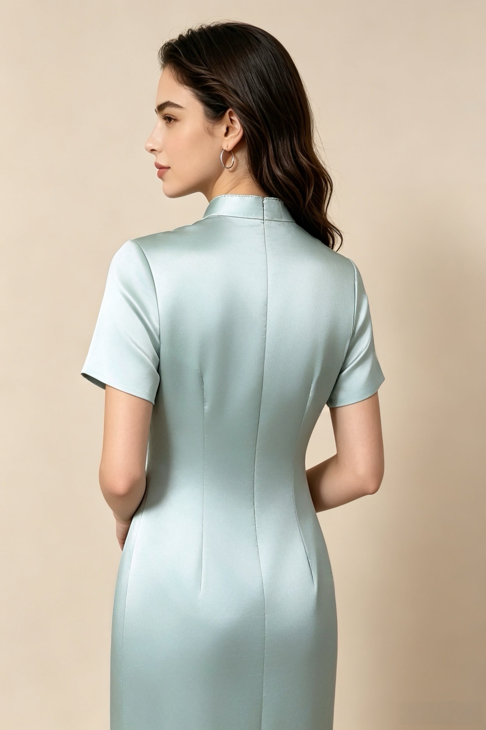 Vestido cheongsam reformado con bordado de bambú verde menta, cuello mandarín y abertura lateral