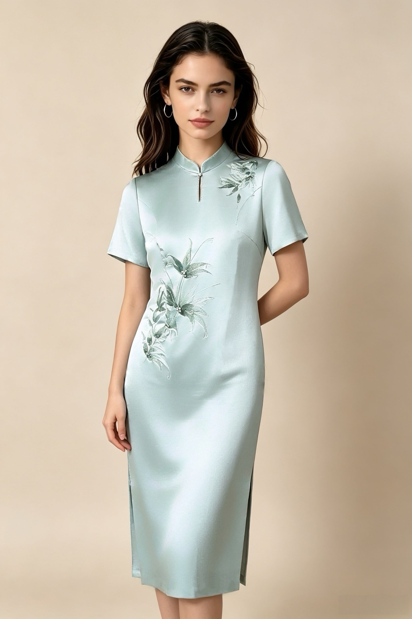 Vestido cheongsam reformado con bordado de bambú verde menta, cuello mandarín y abertura lateral