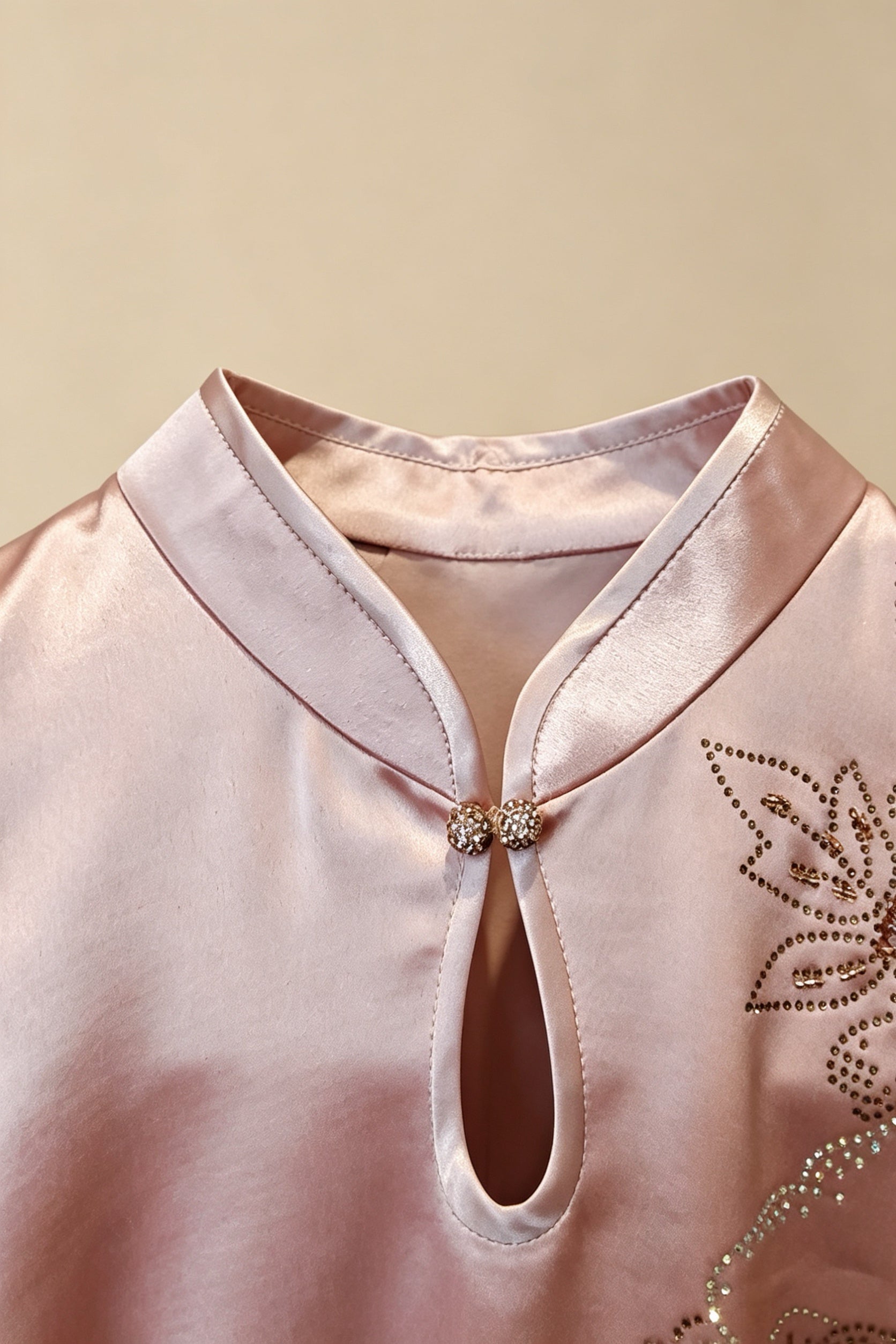 Vestido qipao de acetato rosa nude con bordado de peonías