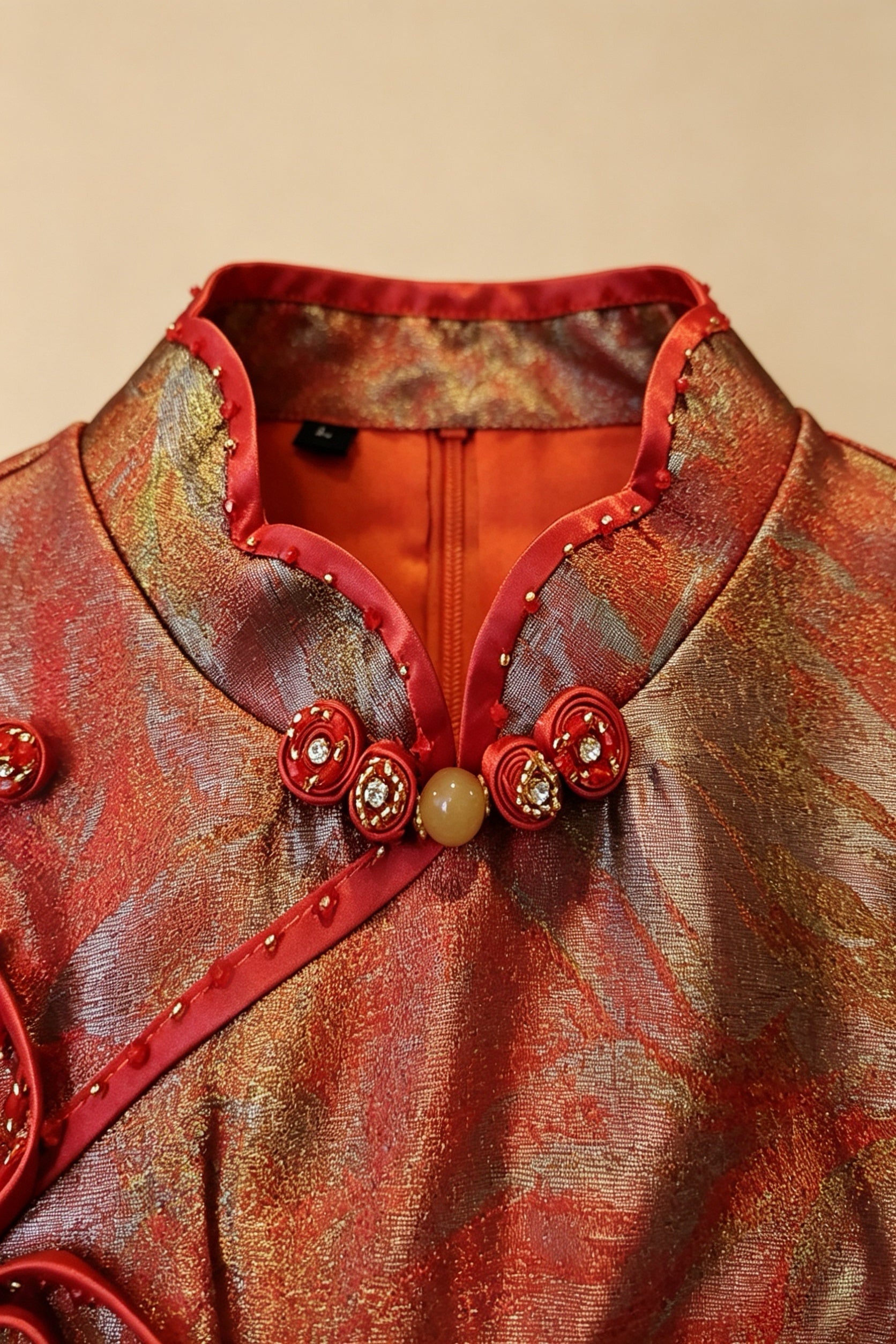 Qipao con estampado floral sutil sobre fondo rojo
