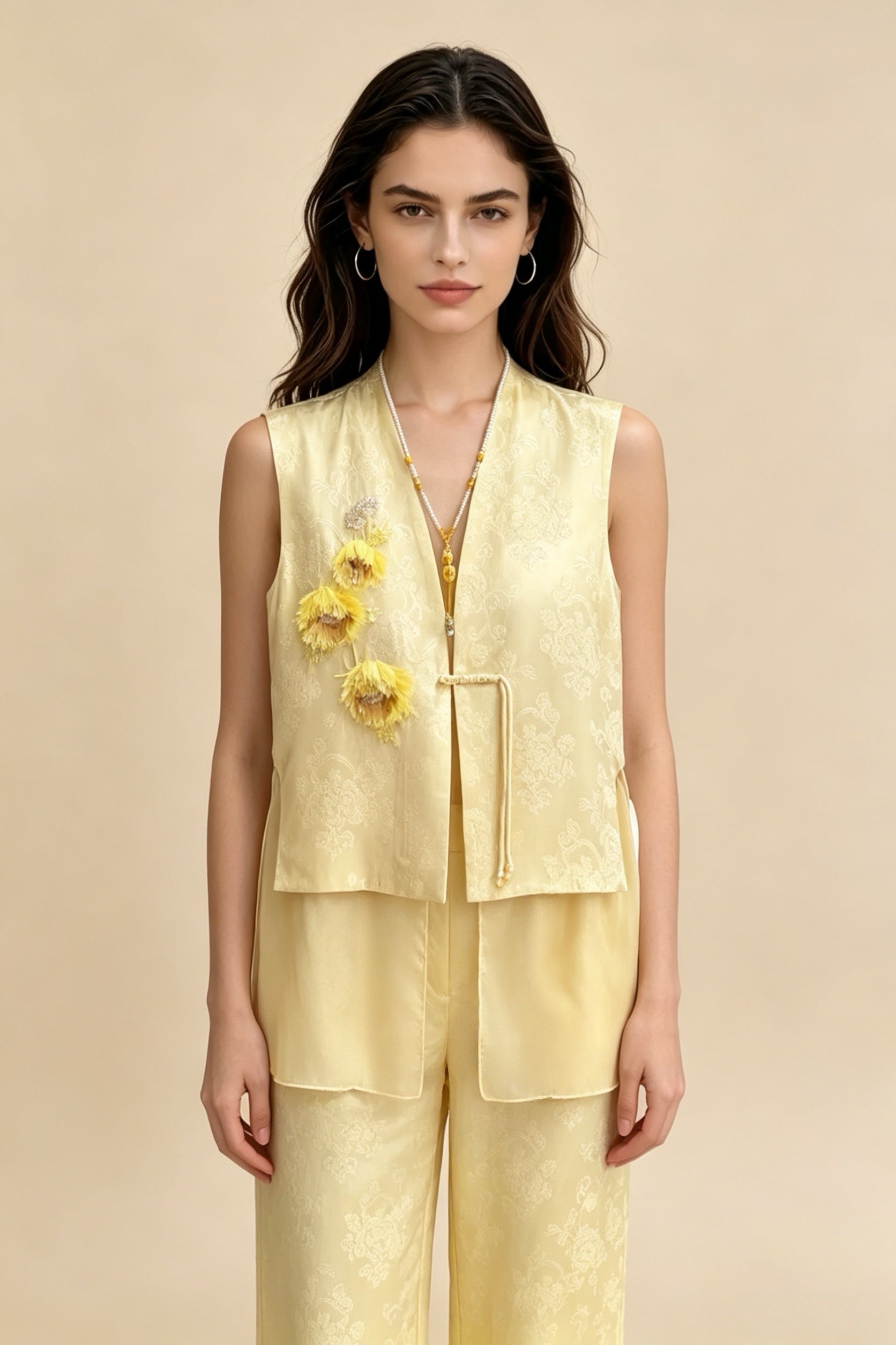 Conjunto de chaleco de cuello mandarín jacquard amarillo limón estilo chino, detalles de girasoles tridimensionales