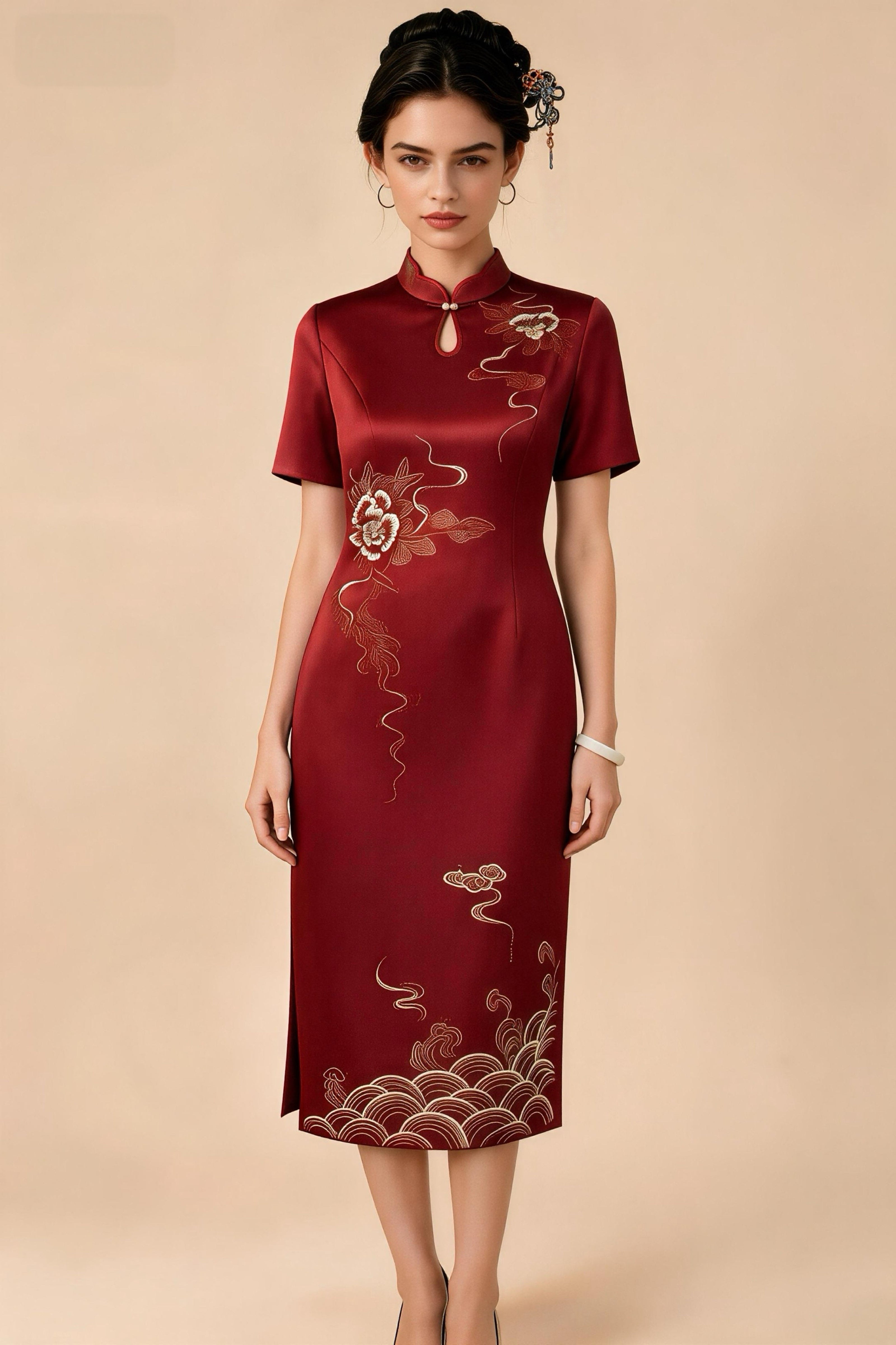 Vestido qipao de acetato rosa nude con bordado de peonías