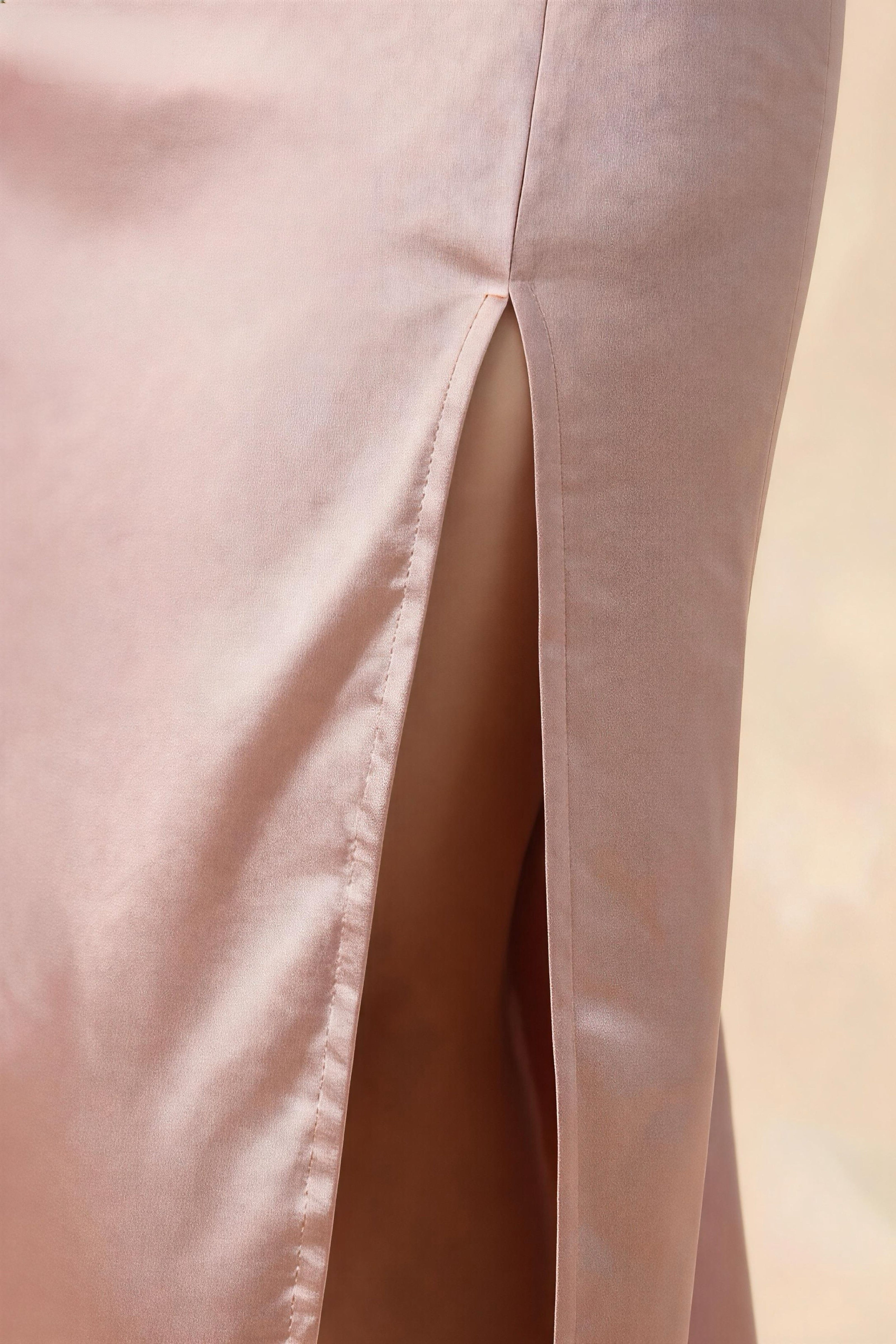 Vestido qipao de acetato rosa nude con bordado de peonías