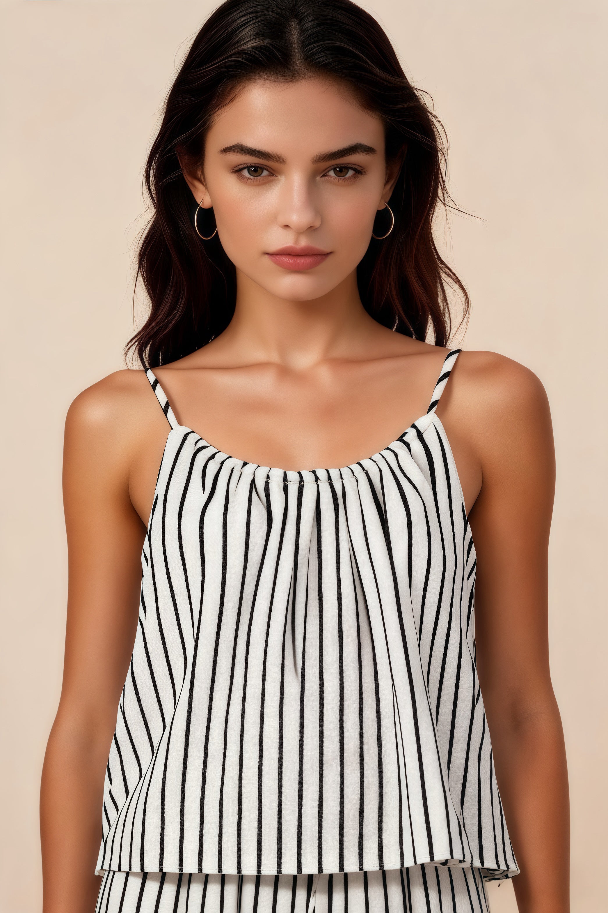 Conjunto de tirantes a rayas verticales blanco y negro clásico, pantalones anchos holgados de caída para ocio