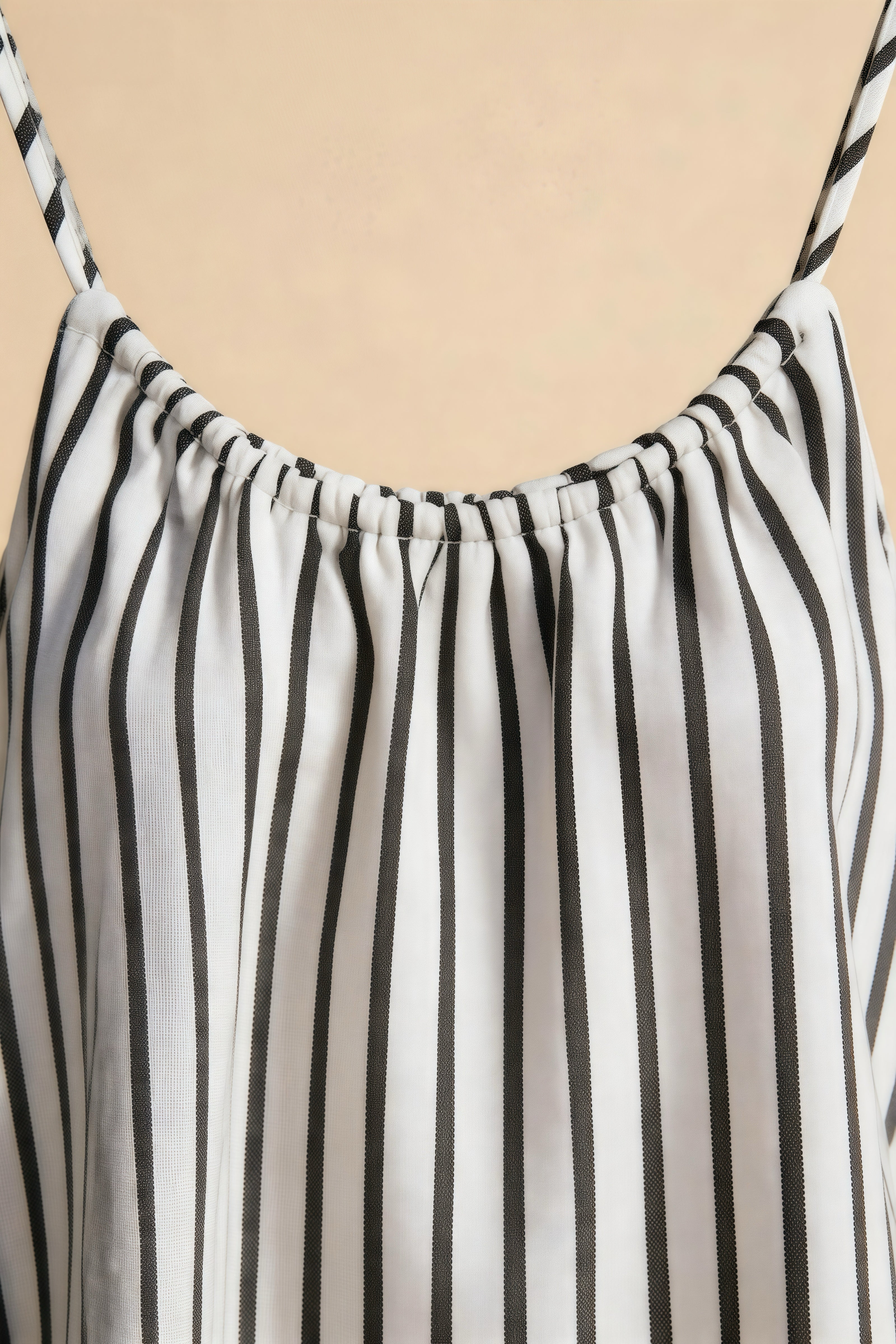 Conjunto de tirantes a rayas verticales blanco y negro clásico, pantalones anchos holgados de caída para ocio