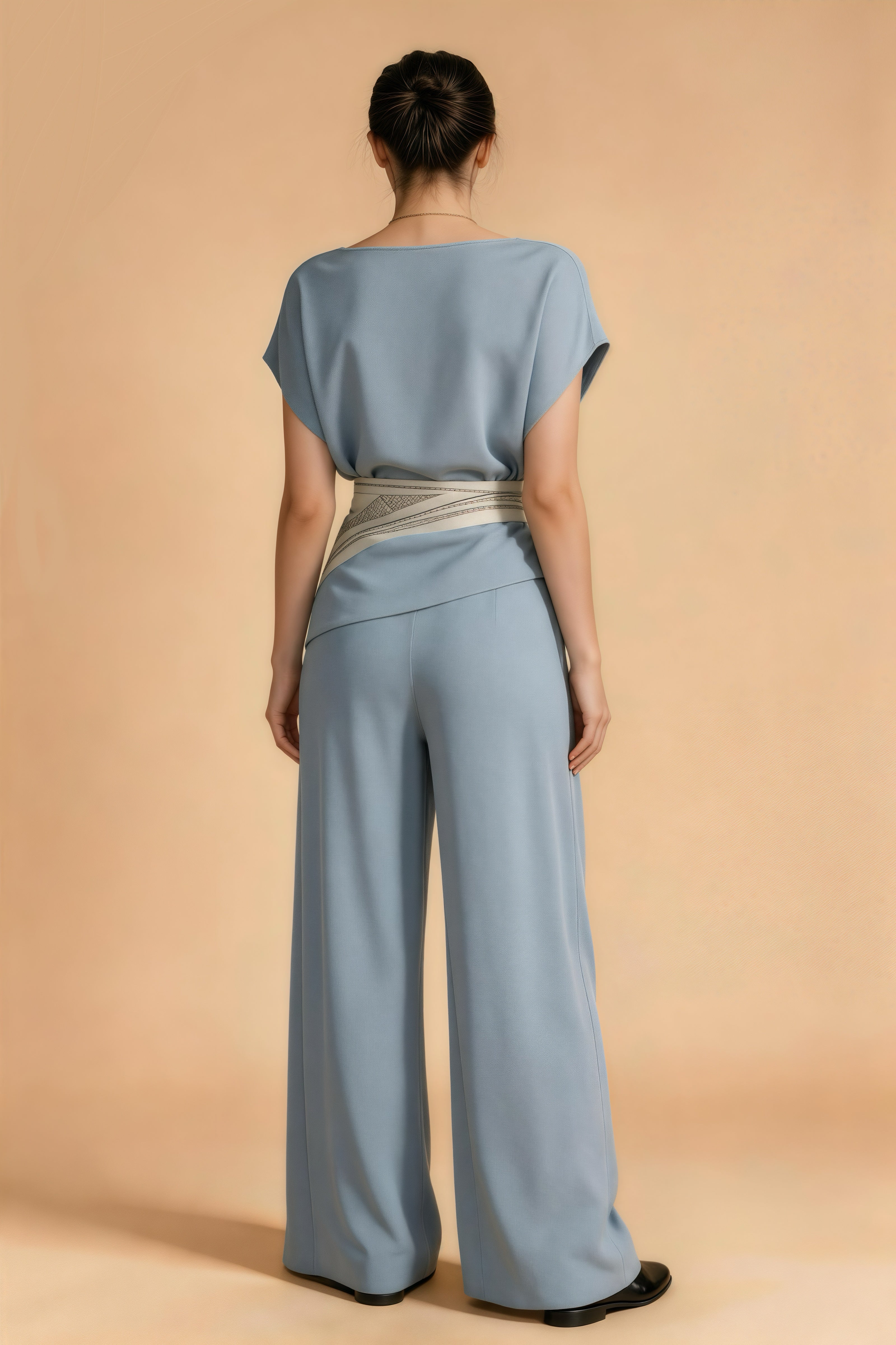 Conjunto de satén azul neblina elegante, pantalones anchos con cinturón asimétrico de falda inclinada