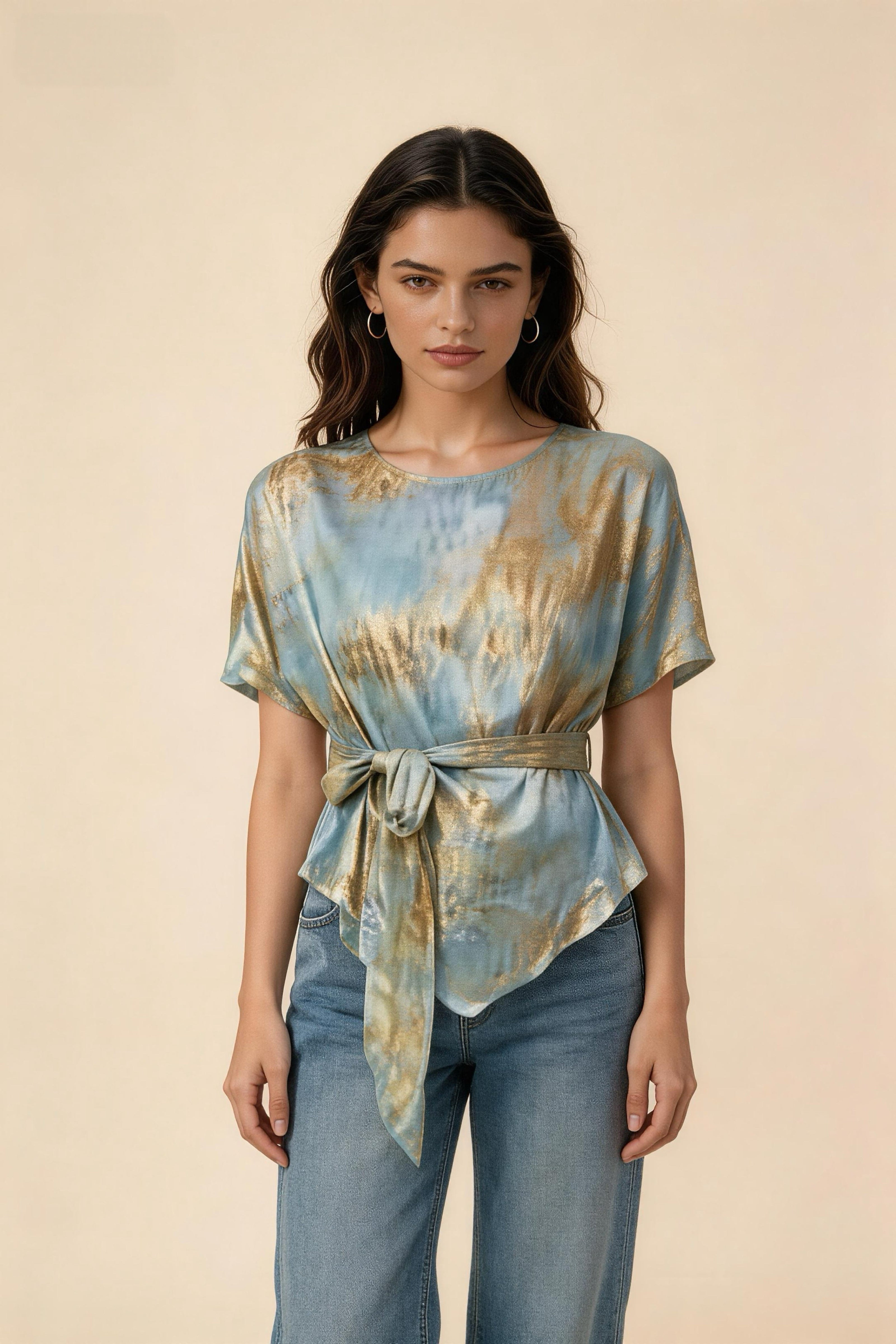 Top de Satén con Efecto Tie-Dye Azul-Oro y Cinturón de Lazo