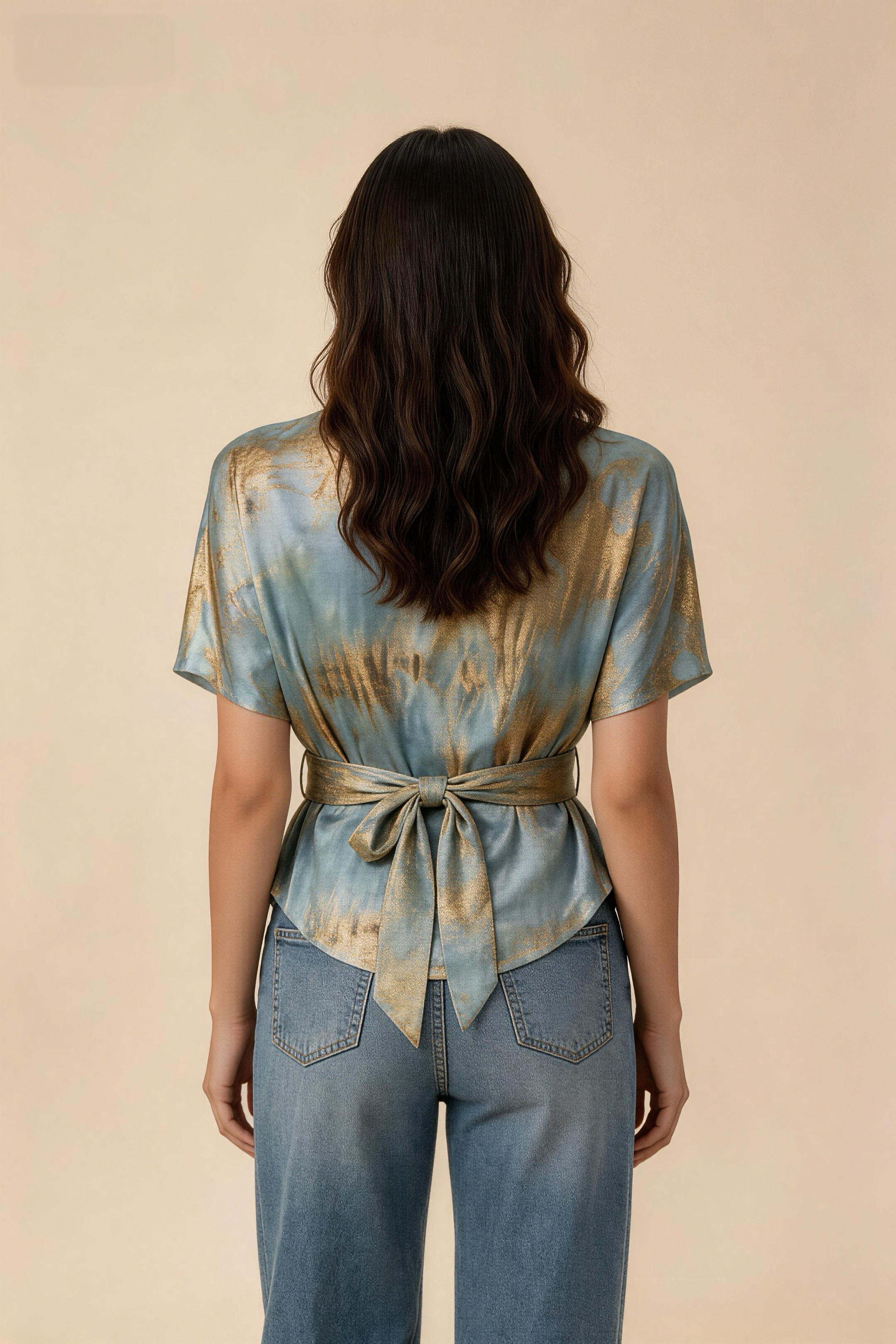 Top de Satén con Efecto Tie-Dye Azul-Oro y Cinturón de Lazo