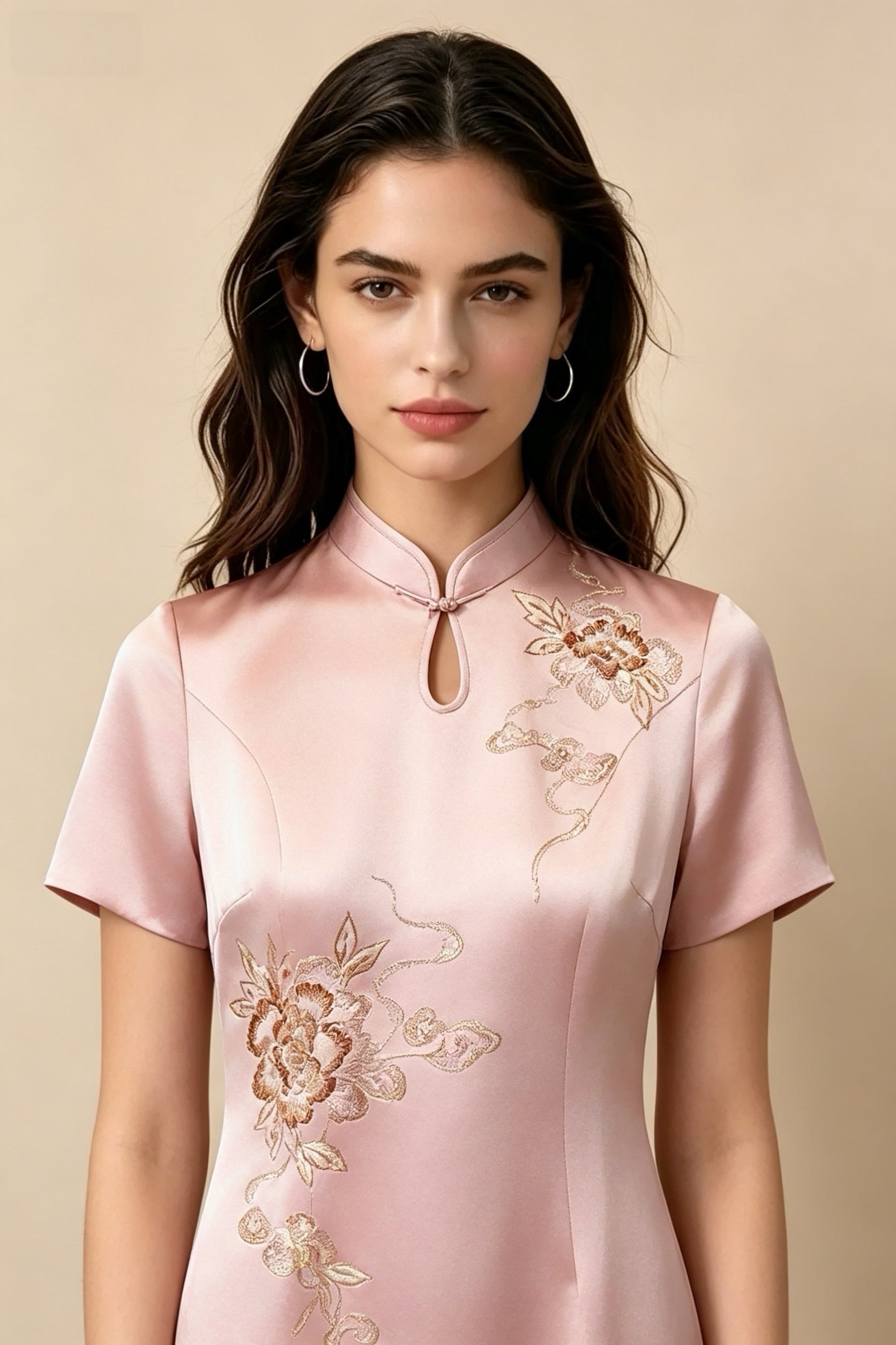 Vestido qipao de acetato rosa nude con bordado de peonías