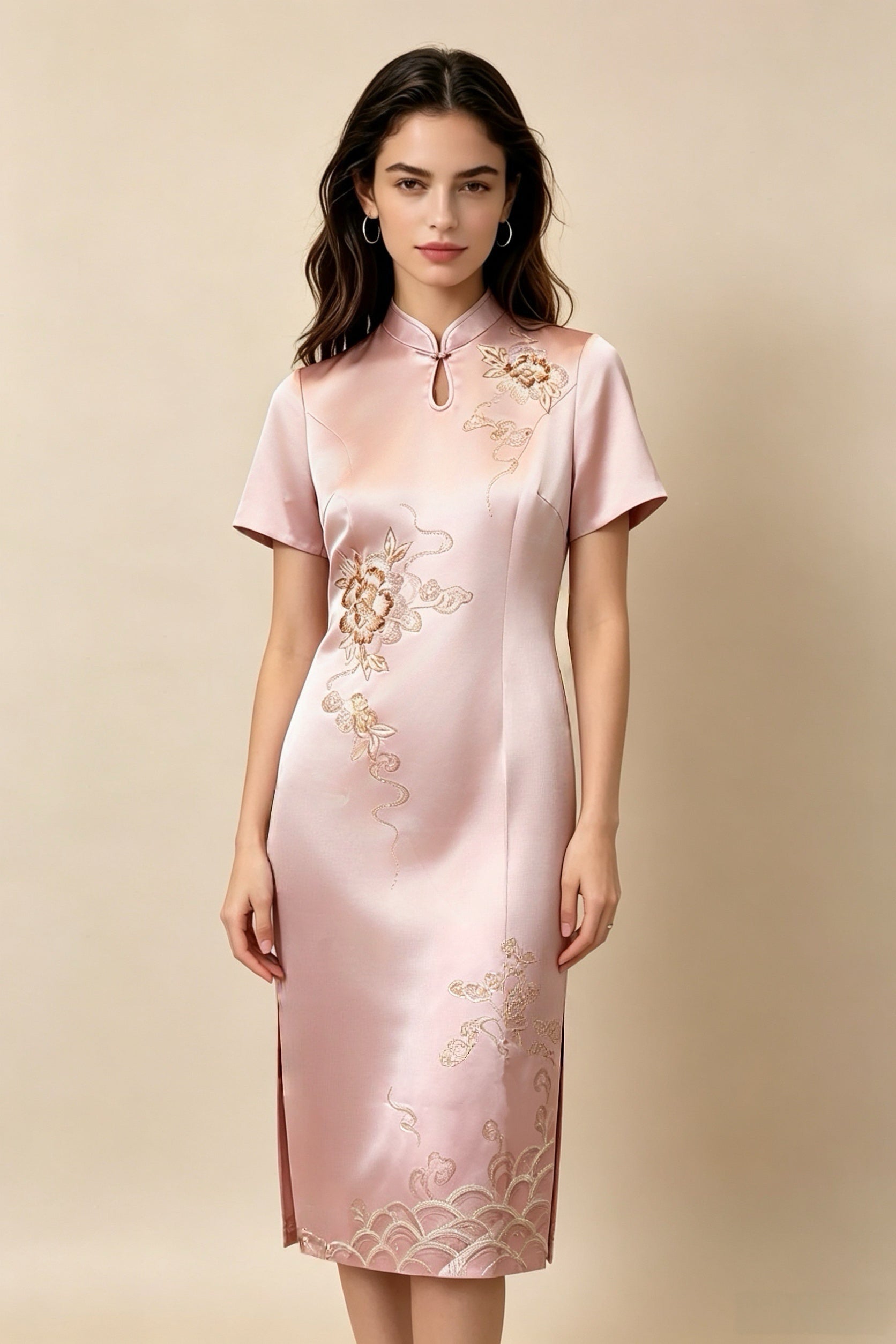 Vestido qipao de acetato rosa nude con bordado de peonías