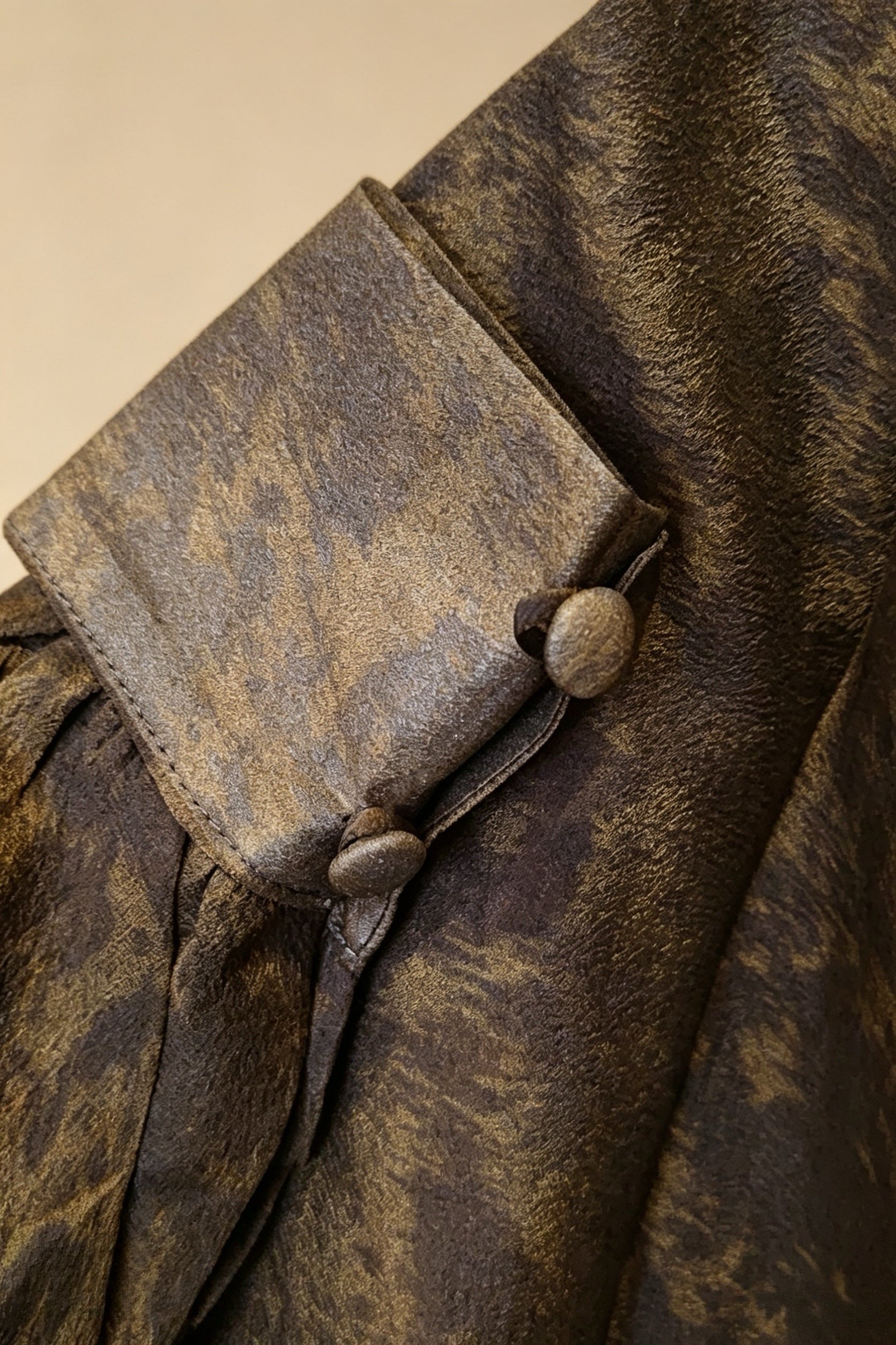 Modelo de Cuello Cruzado con Botones de Nudo y Mangas Farol