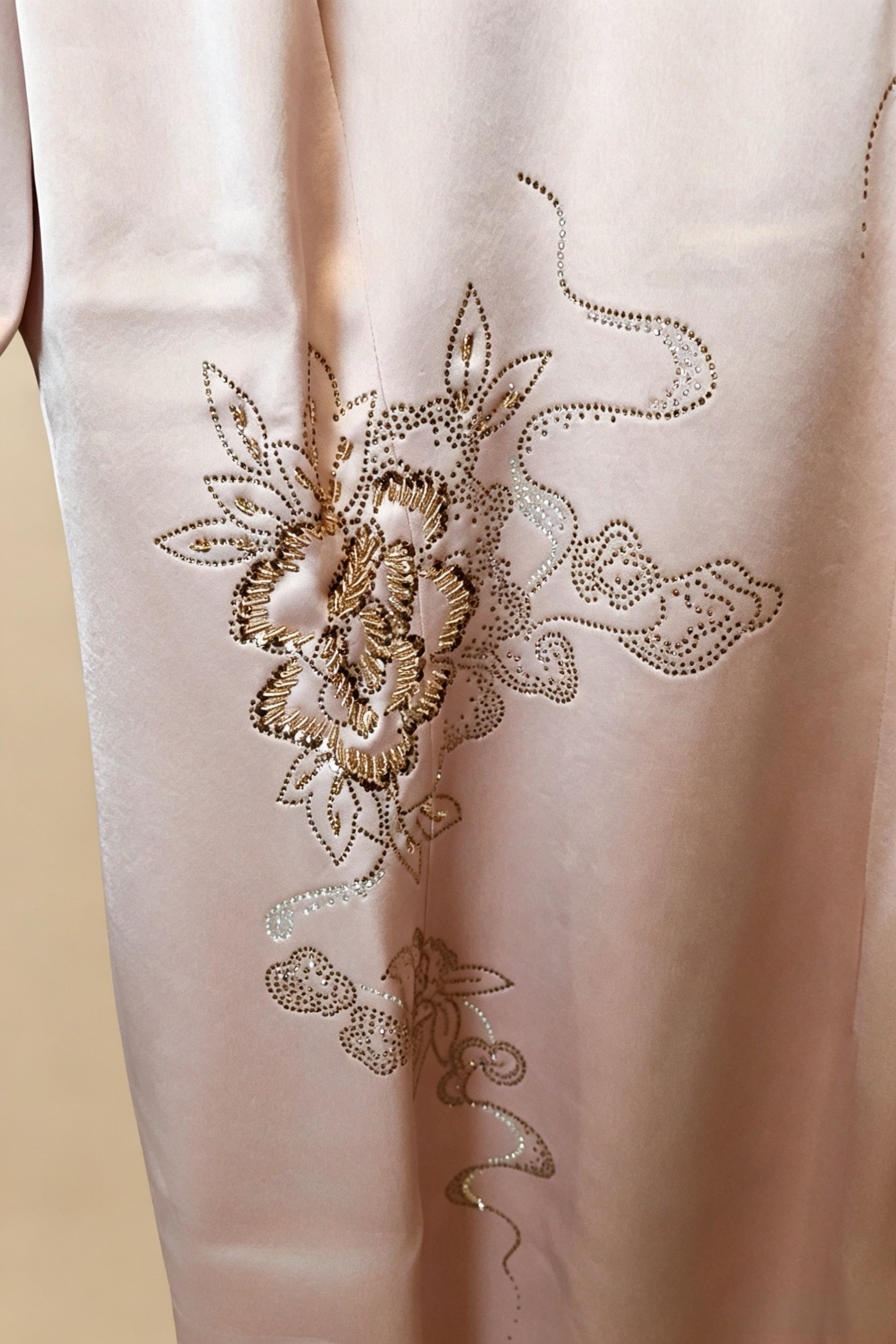 Vestido qipao de acetato rosa nude con bordado de peonías