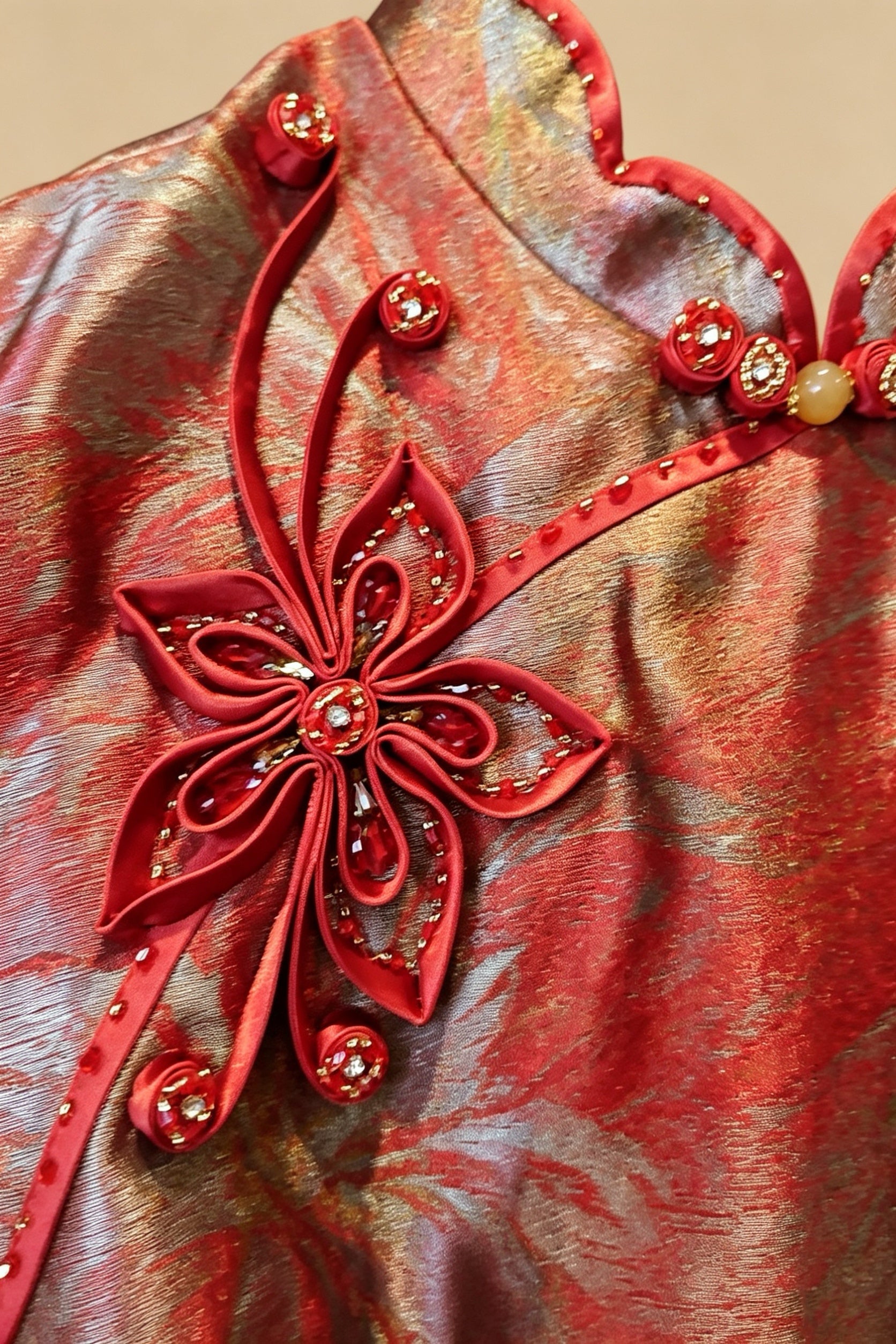 Qipao con estampado floral sutil sobre fondo rojo