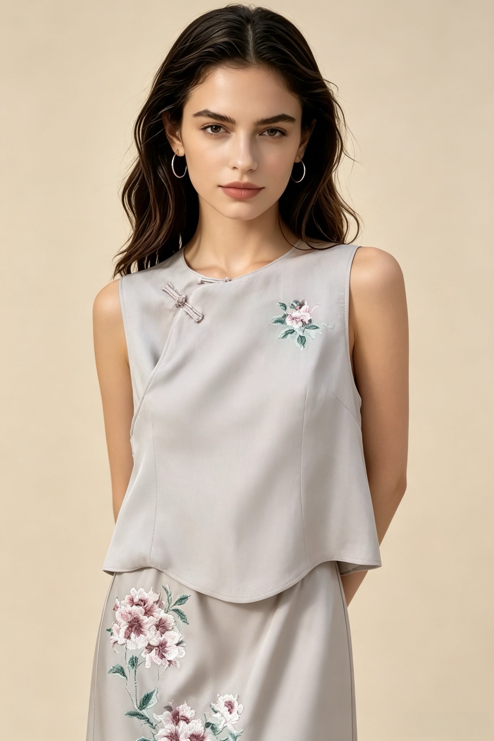 Conjunto de dos piezas de estilo chino nuevo: top sin mangas con bordado floral y falda larga de cintura alta con caída elegante