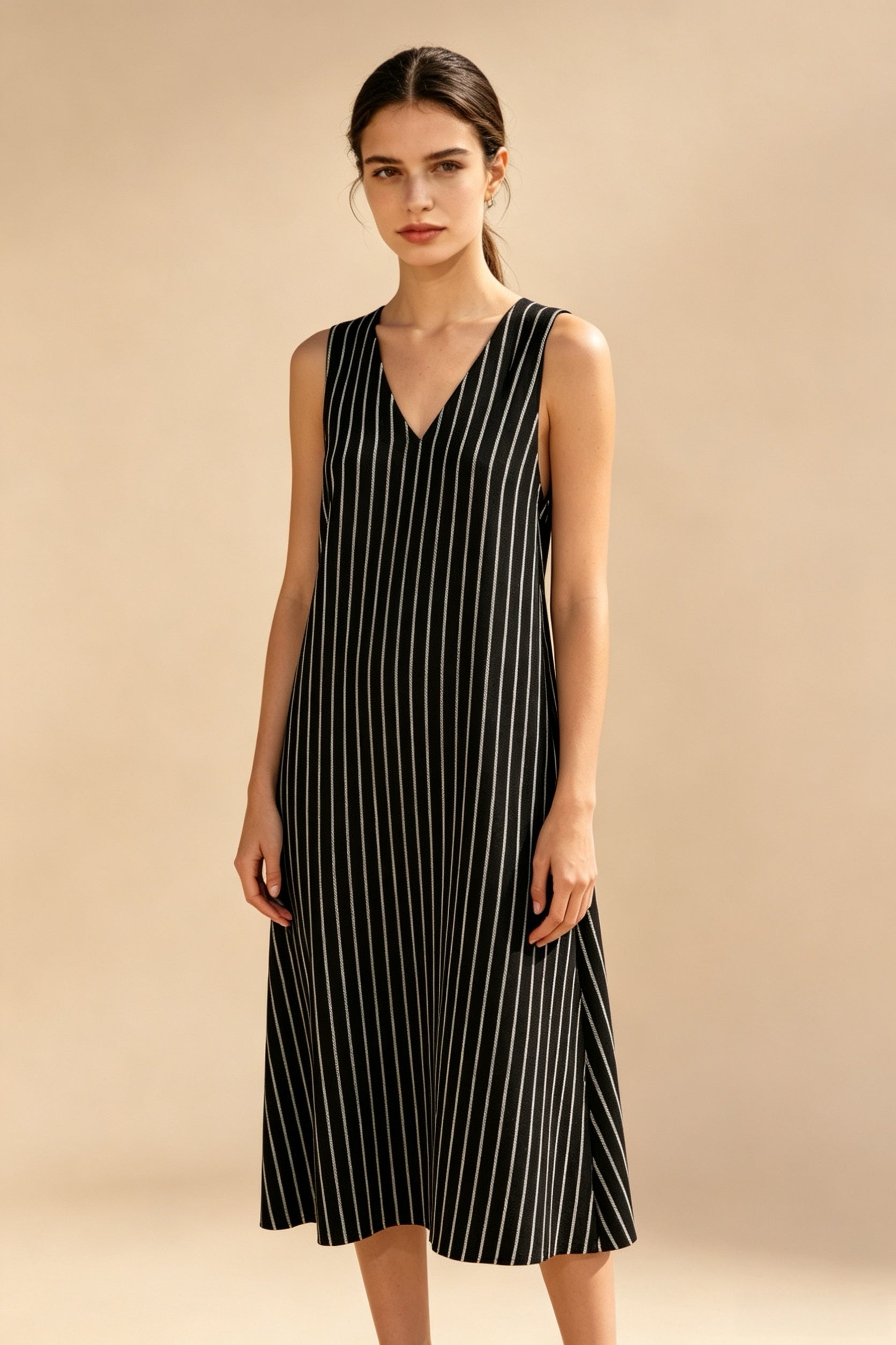 Vestido largo sin mangas de rayas finas blancas sobre negro, corte holgado para oficina y diario