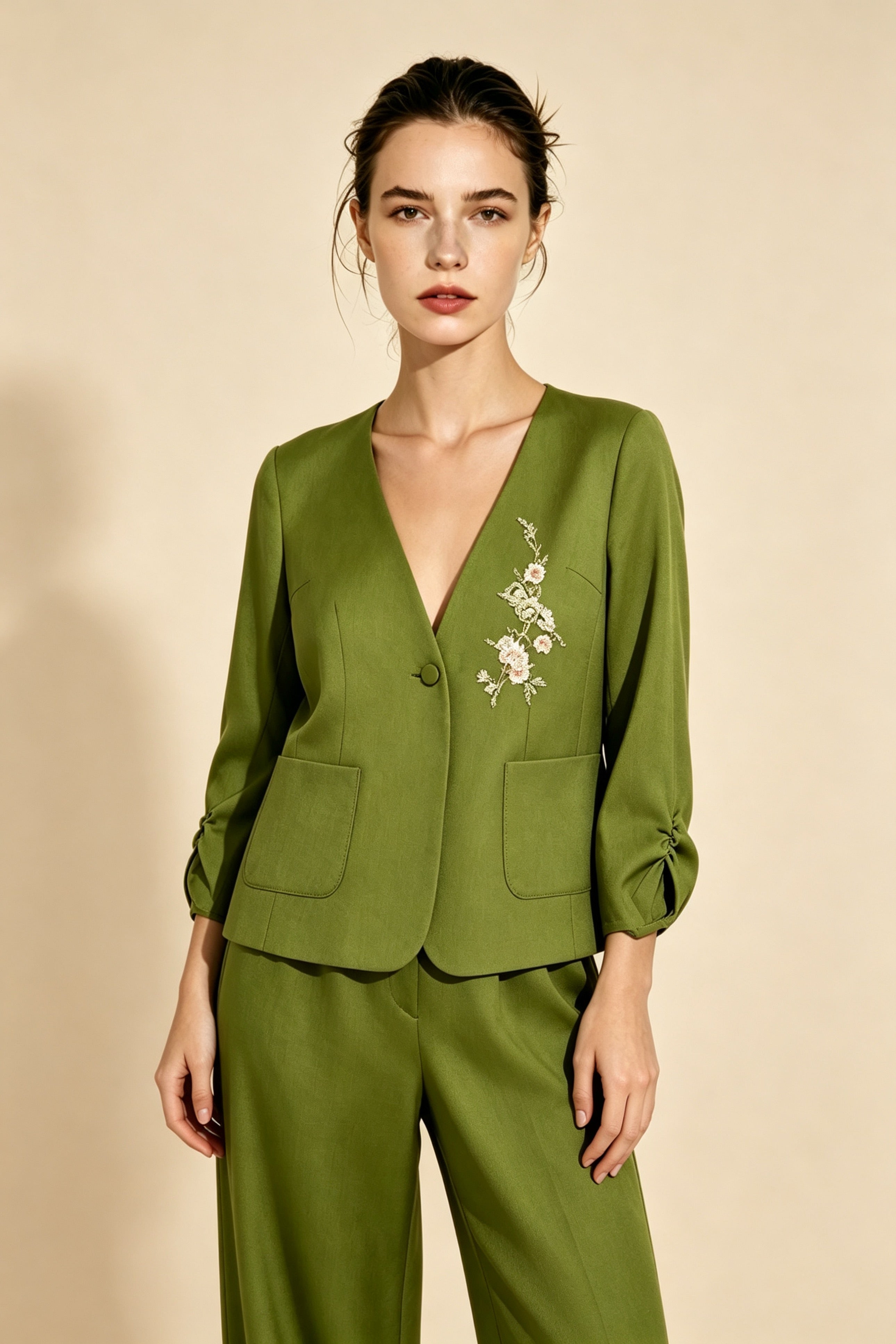 Conjunto de traje sin cuello con bordado de cerezo estilo chino nuevo, pantalones anchos de caída en verde oliva para oficina