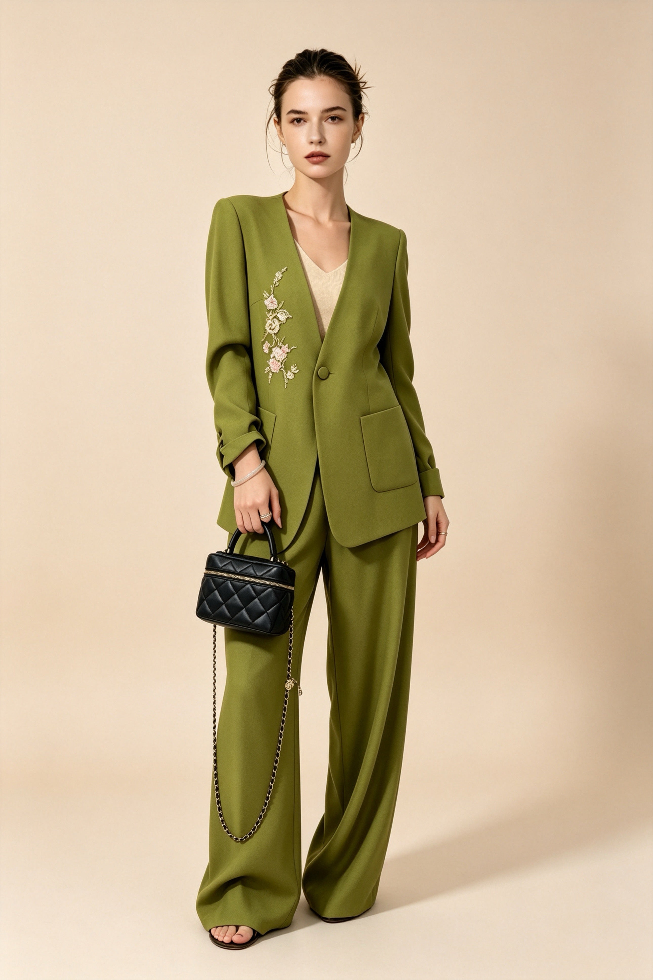 Conjunto de traje sin cuello con bordado de cerezo estilo chino nuevo, pantalones anchos de caída en verde oliva para oficina