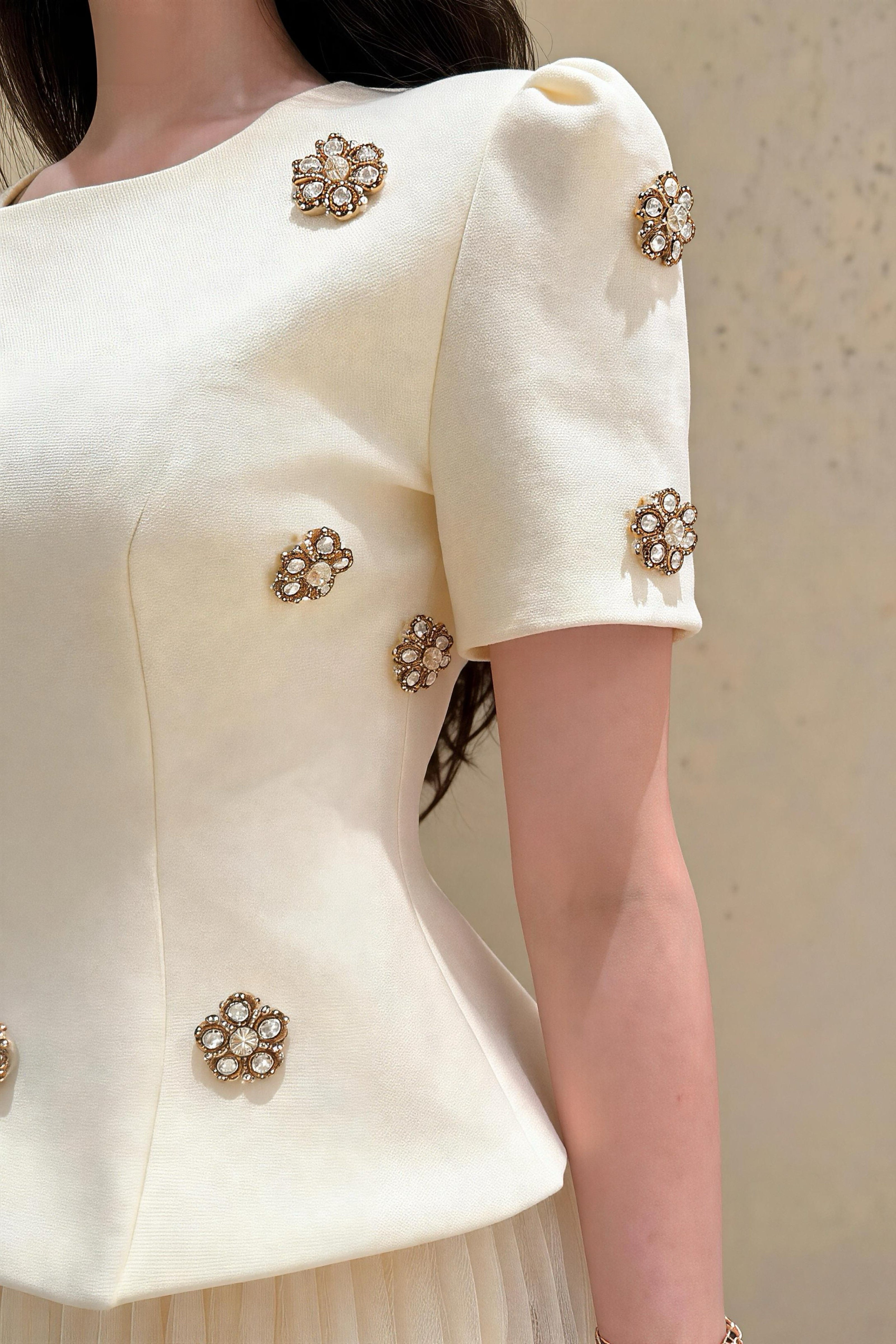 Top de manga corta estilo Chanel con perlas cosidas