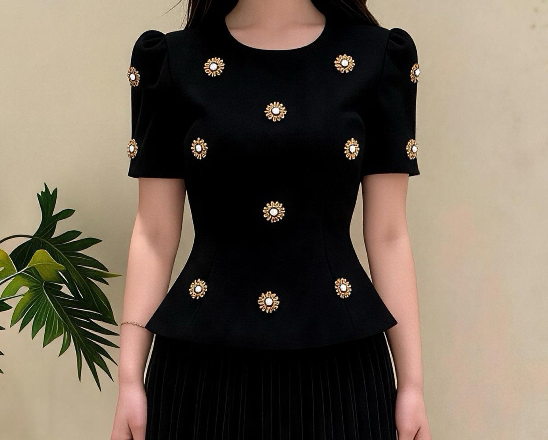 Top de manga corta estilo Chanel con perlas cosidas
