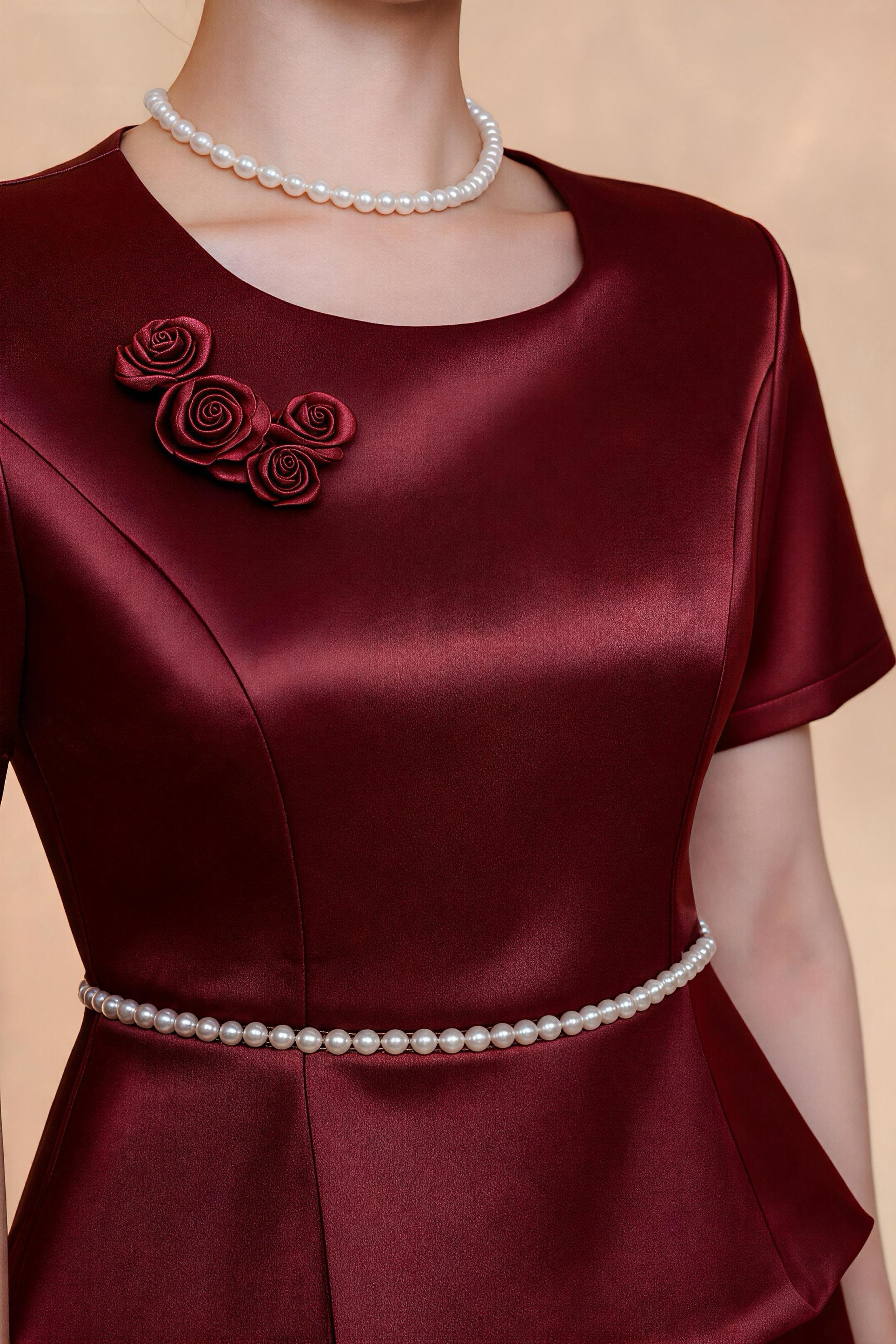 Qipao burdeos con hilo dorado para brindis de boda