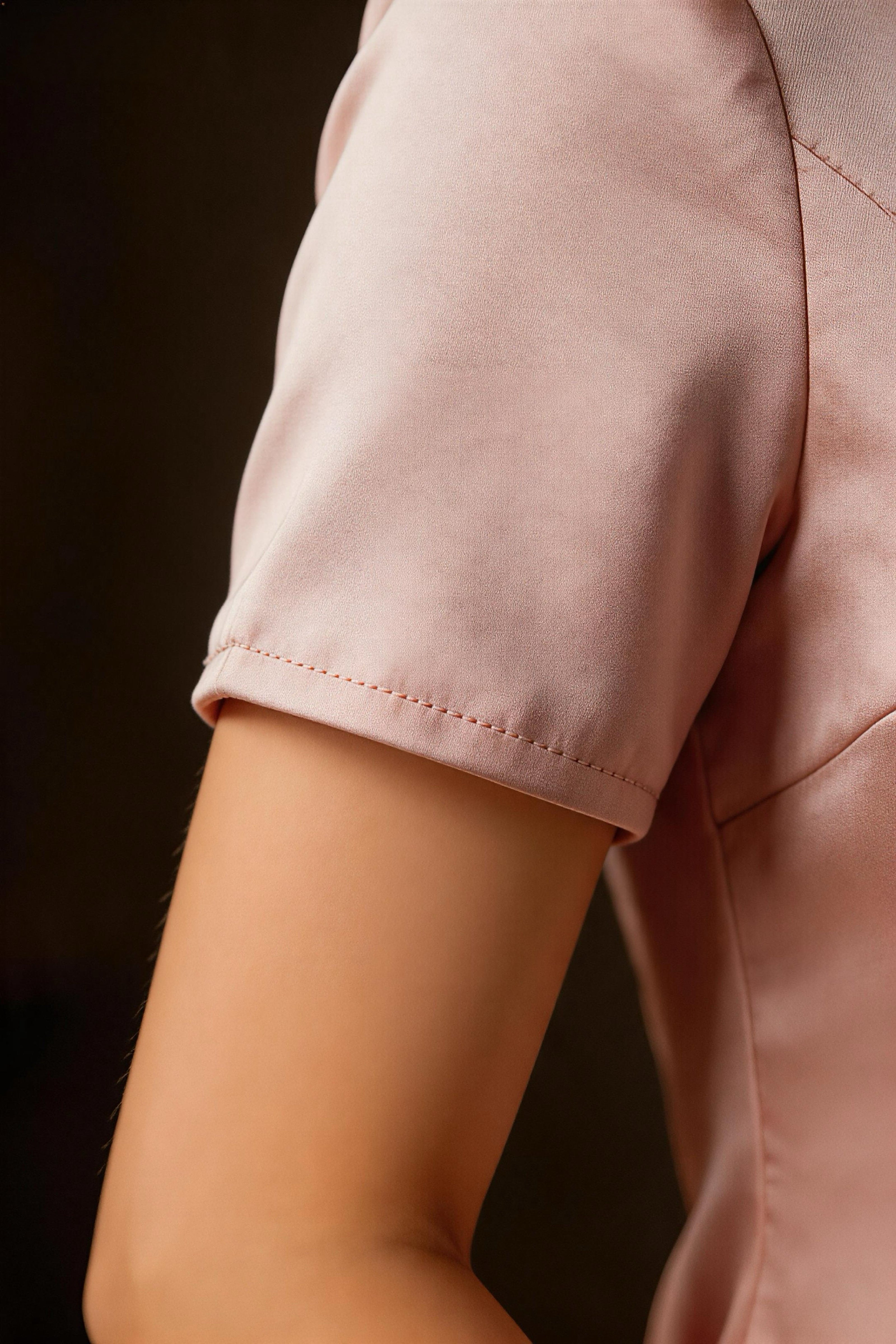 Vestido qipao de acetato rosa nude con bordado de peonías