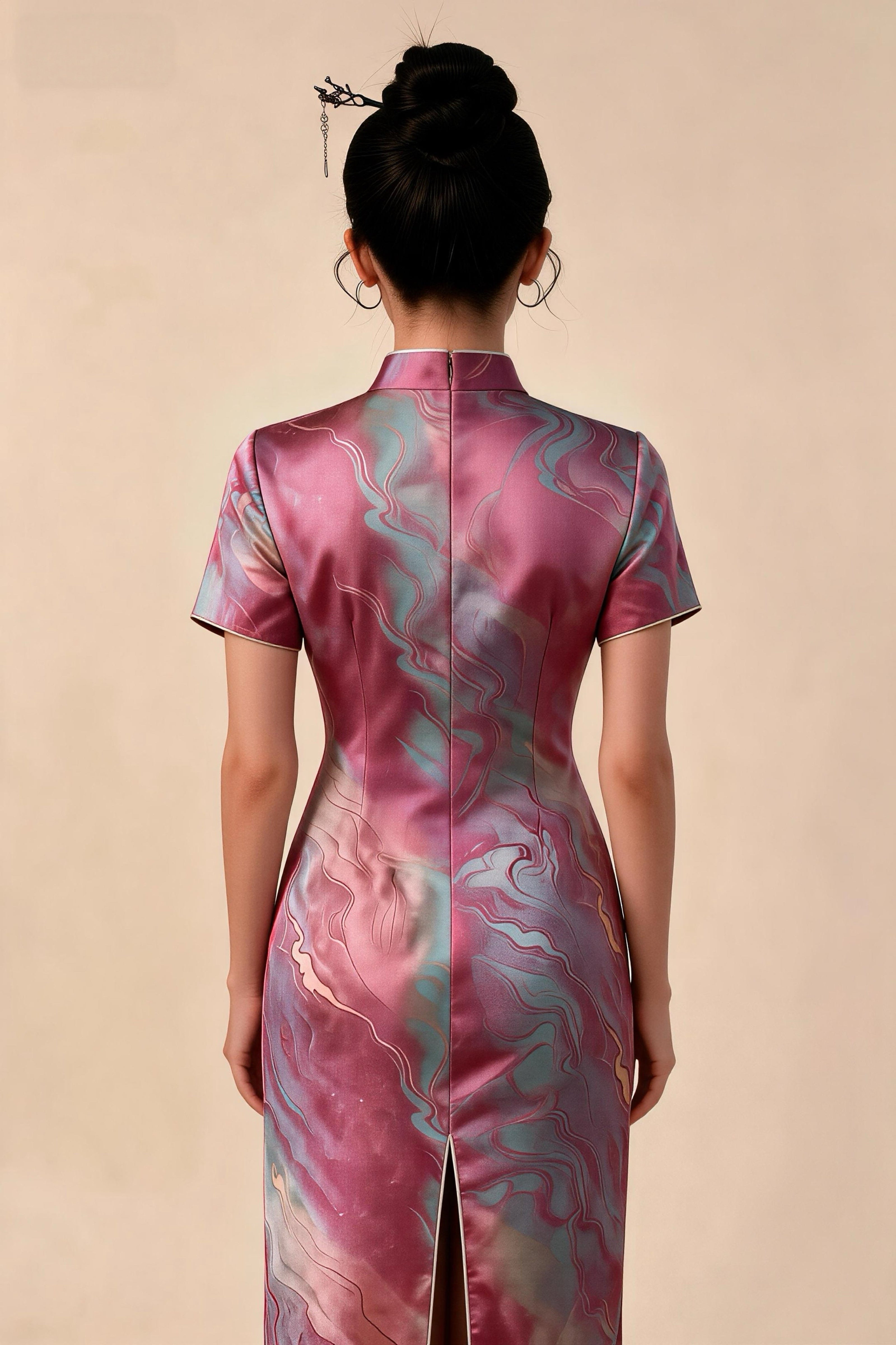 Qipao degradado rosa-morado con pedrería dorada