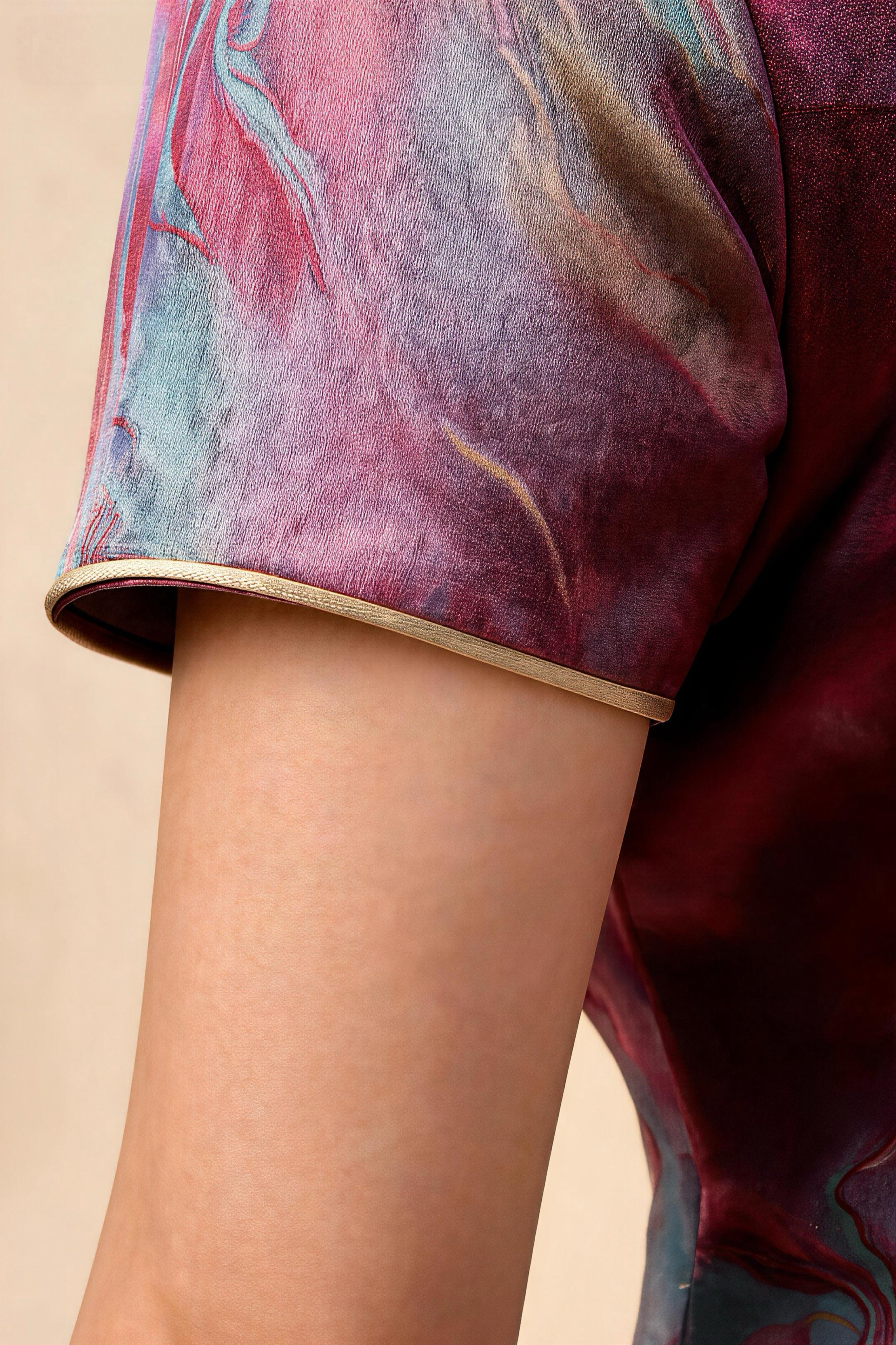 Qipao degradado rosa-morado con pedrería dorada