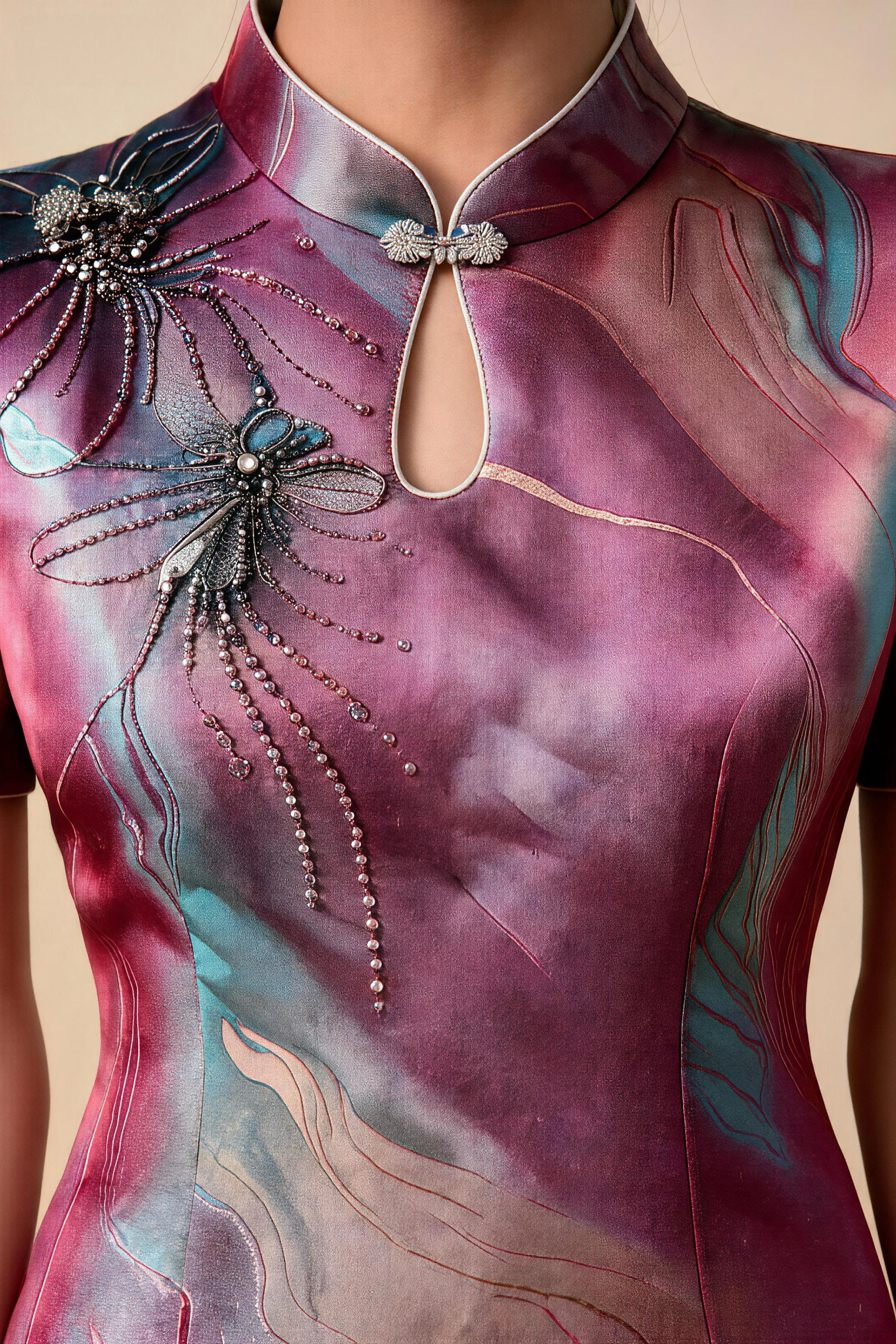 Qipao degradado rosa-morado con pedrería dorada