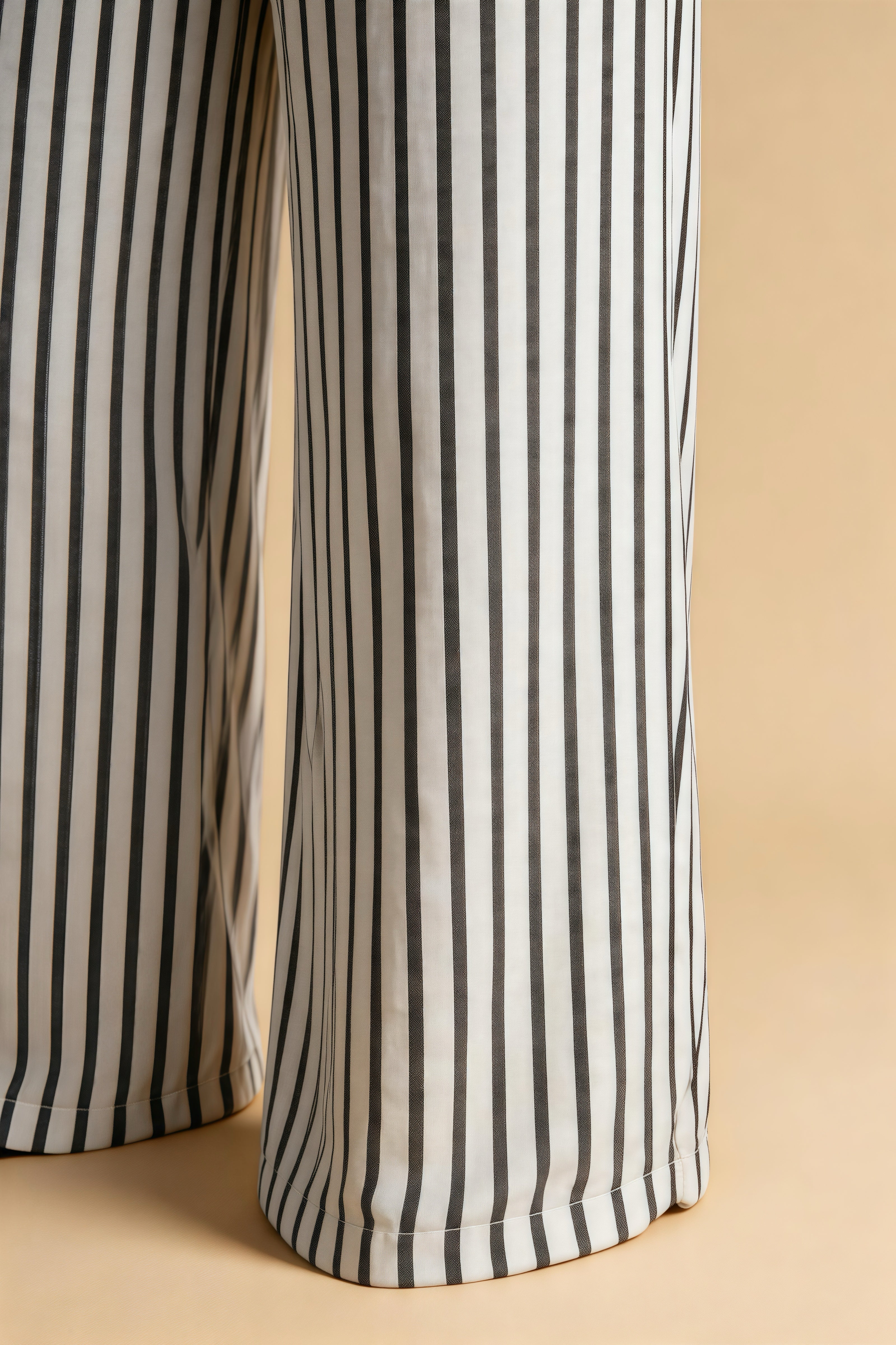 Conjunto de tirantes a rayas verticales blanco y negro clásico, pantalones anchos holgados de caída para ocio