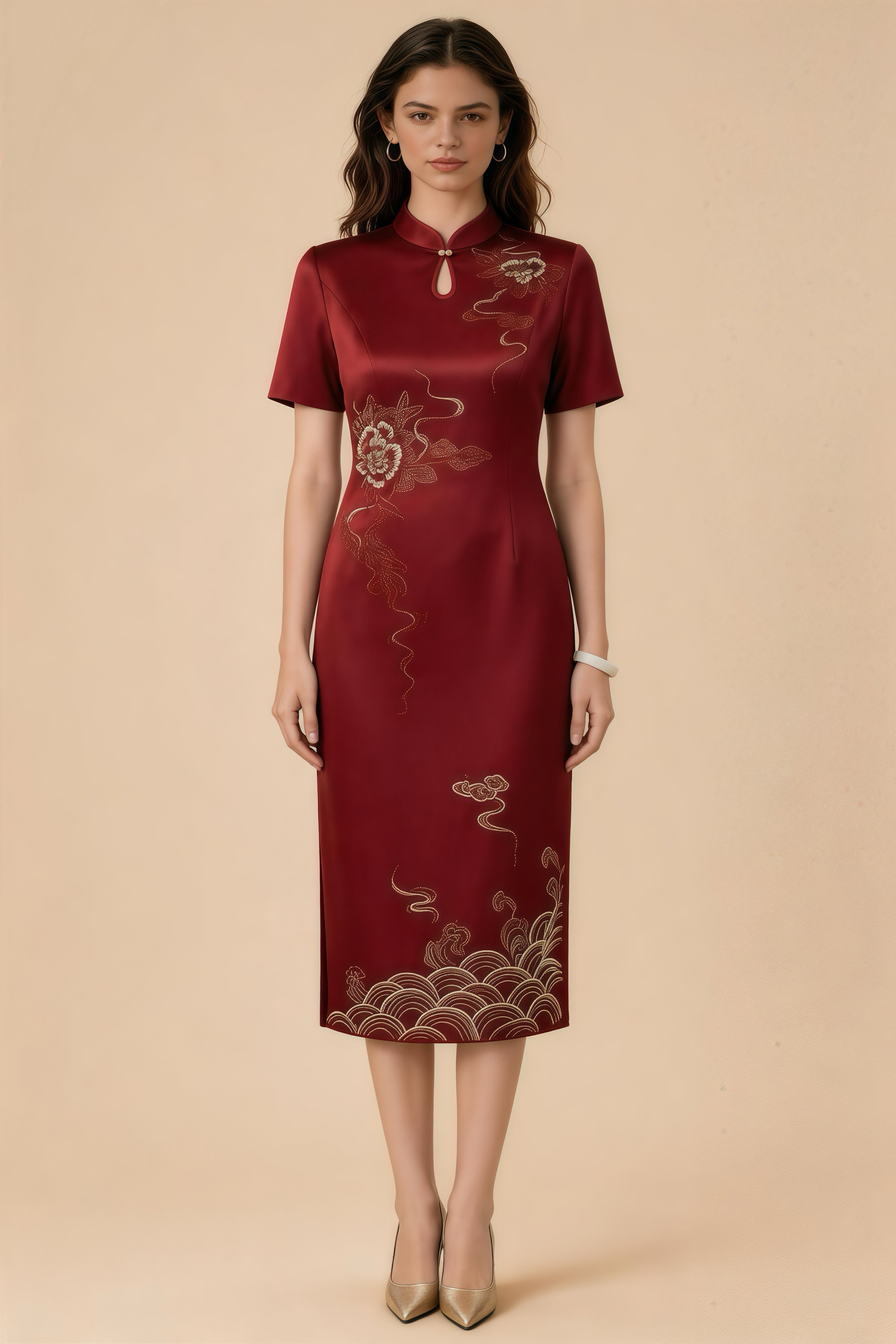 Qipao Modificado Rojo Bordado Peonía y Nubes Hilo Oro, Vestido de Boda para Madre y Novia
